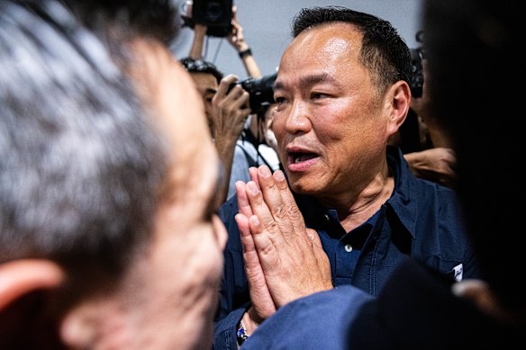 Anutin Charnvirakul fala à mídia na sede de Bhumjaithai enquanto os resultados favorecem Bhumjaithai na noite da eleição no domingo. 