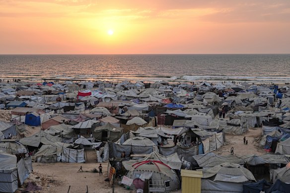 Tentando morar se mudou para os palestinos, a companhia da multidão na cidade de Gaza no domingo.