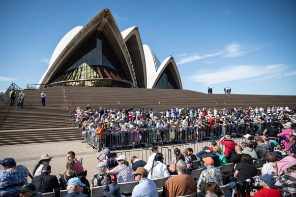 The crowds are increasing in the opera house. 