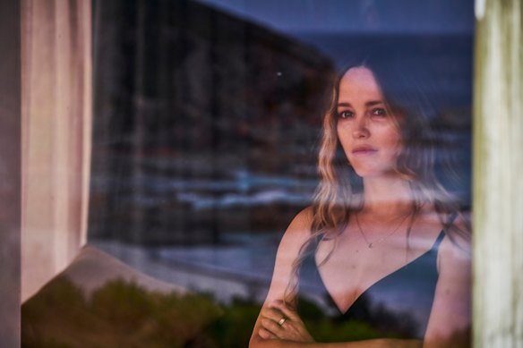 Rebecca Breeds plays Lou, an Australian actor living in Los Angeles who reluctantly returns to the family home.