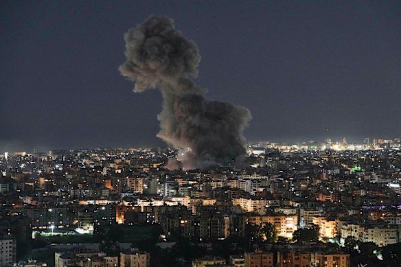 يتصاعد الدخان من الضربات الجوية الإسرائيلية في الضاحية، أحد ضواحي بيروت الجنوبية، لبنان.