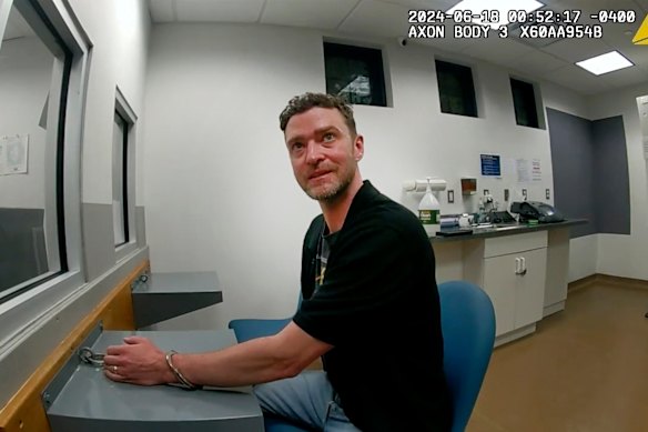 Un'immagine ripresa da una telecamera della polizia che mostra Justin Timberlake dopo il suo arresto da parte della polizia a Sag Harbour, New York, nel giugno 2024.