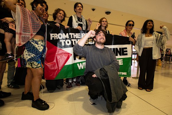 Ethan Floyd, al centro, è stato il primo australiano a essere stato intercettato da Israele questa mattina. È raffigurato qui all'aeroporto di Sydney all'inizio di questo mese prima del suo volo per l'Italia.