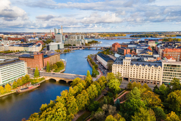 The men met the woman in the centre of Helsinki.