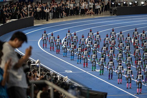 I robot umanoidi sfilano in corteo all’inaugurazione della seconda edizione dei World Robot Games presso l’Oval Nazionale di Pattinaggio di Velocità a Pechino.