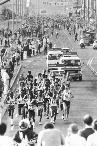 Crowds in Brisbane at the start line to see Robert De Castella (right) in the men’s marathon at the 1982 Commonwealth Games.