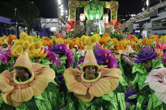 Rio de Janeiro'daki Sambadrome'daki Karnaval kutlamaları sırasında Sao Clemente samba okulundan sanatçılar geçit töreni yapıyor.