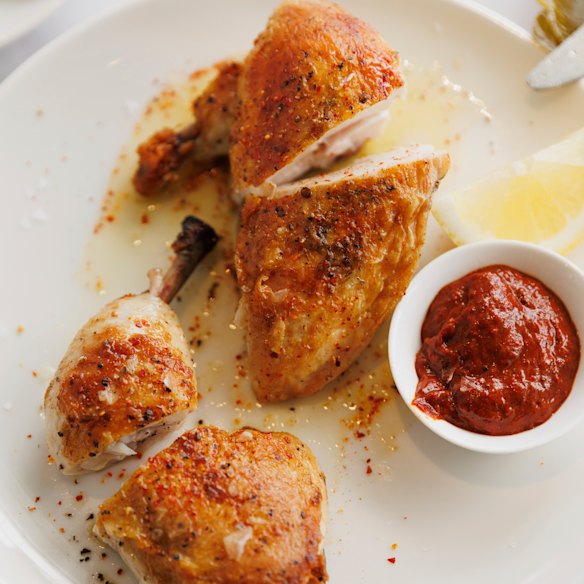 El delicioso pollo asado combinado con patatas crujientes con crema holandesa en The Corner en Palm Beach.