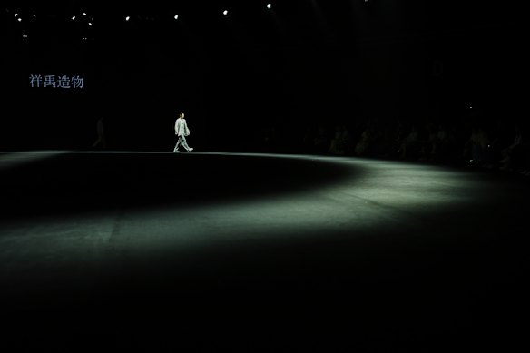 A model presents a Xiangyuzaowu creation by Xiangyu Kong during the SS2026 China Fashion Week in Beijing.