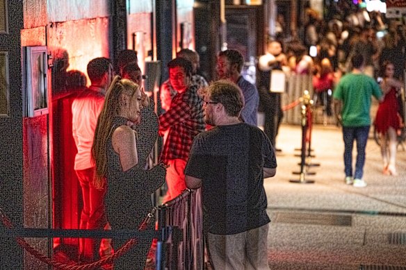 Scanners de identificação obrigatórios foram introduzidos em locais noturnos seguros de Queensland em 2017. 