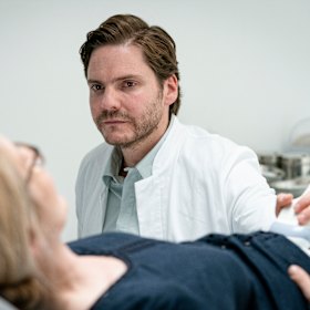 Daniel Bruhl’s character in My Zoe recalls the sci-fi doctors of David Cronenberg. 