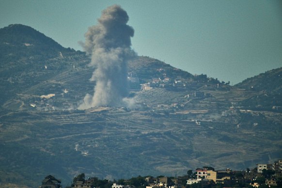 Si alza il fumo a seguito dell'attacco militare israeliano nel sud del Libano venerdì.