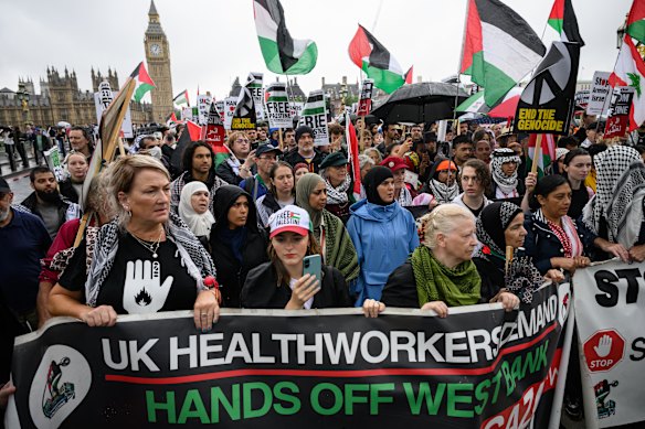 As pessoas participaram de uma marcha para a Palestina, atravessando a ponte Westminster em Londres no sábado.