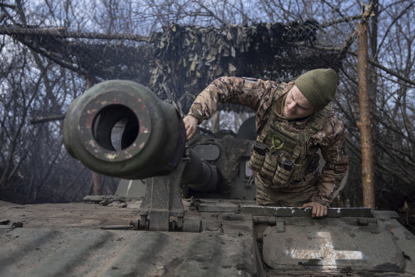 A Ukrainian paratrooper prepares a howitzer 2s1 to fire towards Russian positions near Bakhmut.