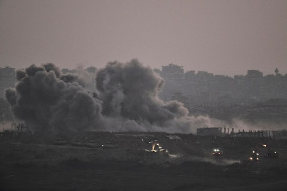 El humo se eleva del bombardeo israelí de la Franja de Gaza la semana pasada.