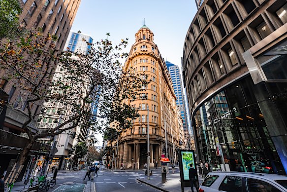 El edificio Beaux-Arts abarca las esquinas de Pitt Street y O'Connell Street.