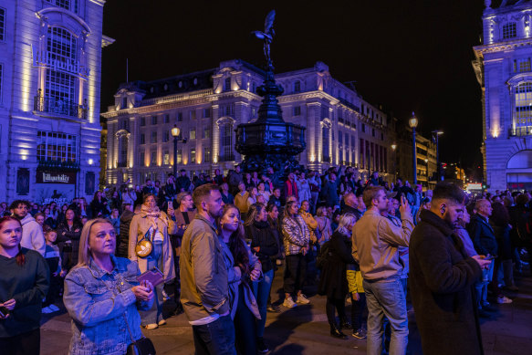 Londra'da bir kalabalık, Pazar gecesi merhum Kraliçe II. Elizabeth'in onuruna ulusal bir dakikalık saygı duruşunda bulunuyor.