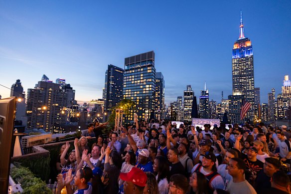 La mania per i Knicks ha preso il sopravvento a New York City, con la squadra di casa che ha raggiunto la finale NBA per la prima volta dal 1999.