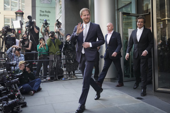 Принц Гарри покидает Высокий суд после дачи показаний в Лондоне в июне.