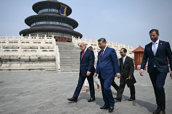 O presidente da China, Xi Jinping (centro), o presidente dos EUA, Donald Trump, e Eric Trump no Templo do Céu em Pequim.