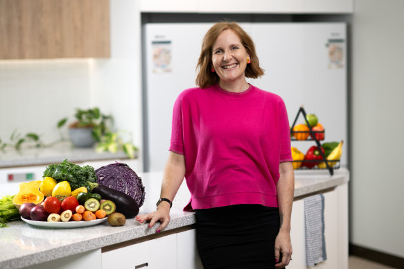 Nutritionist Rebecca Farletti says families should model healthy eating in a relaxed environment at home.