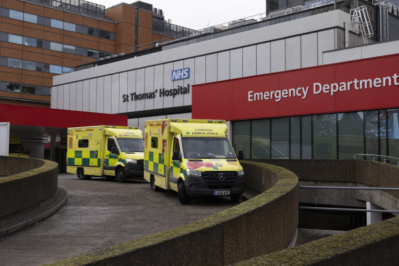 Ambulanslar bu yılın başlarında Londra'daki St Thomas' Hastanesinde sıraya girdi.
