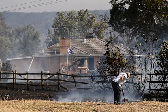 Uma propriedade cercada por terra arrasada em Longwood na sexta-feira.