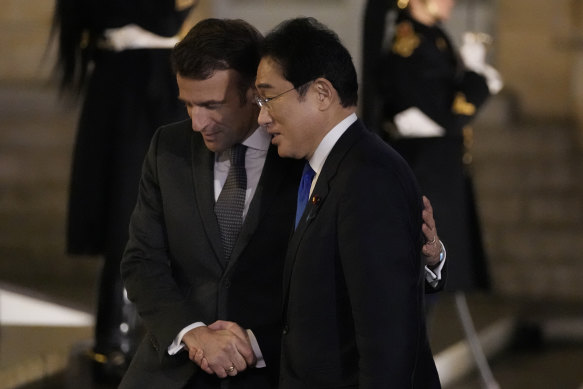 Yakından: Fransa Cumhurbaşkanı Emmanuel Macron, solda, Japonya Başbakanı Fumio Kişida'yı Paris'te karşılıyor.
