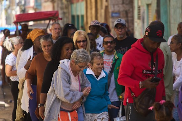 கியூபாவுக்கு எண்ணெய் விற்கும் எந்த நாட்டிற்கும் வரி விதிக்கப்படும் என்று டிரம்ப் நிர்வாகம் மிரட்டியதைத் தொடர்ந்து கியூபா மக்கள் பொருளாதார நெருக்கடியை எதிர்கொண்டுள்ளனர். 