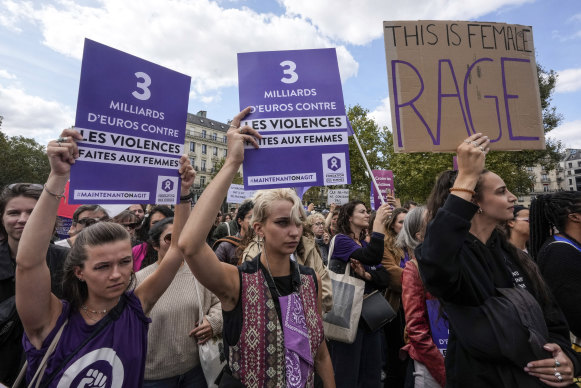 Des manifestants se rassemblent à Paris en soutien à Gisèle Pelicot qui aurait été droguée par son ex-mari et violée par des dizaines d'hommes alors qu'elle était inconsciente.