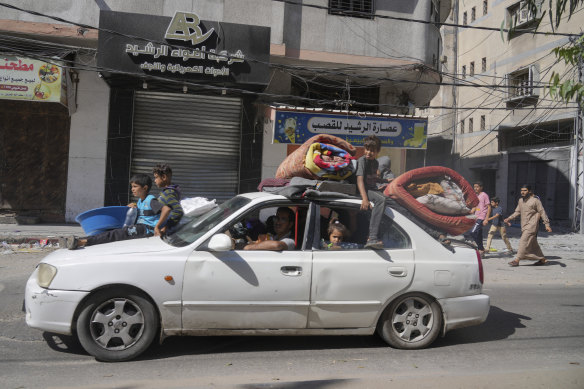 Palestinians fleeing from northern Gaza to the south with their belongings.