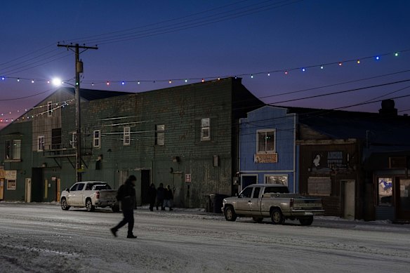 Nome, 3700 abitanti, è raggiungibile solo in aereo, a parte qualche mese in cui possono transitare le barche. 