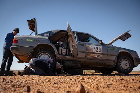  Trek participants carry out some emergency repairs on the roadside between Arkaroola and Innamincka.