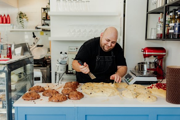 Andrea Bettini prepares the panettone for Christmas.