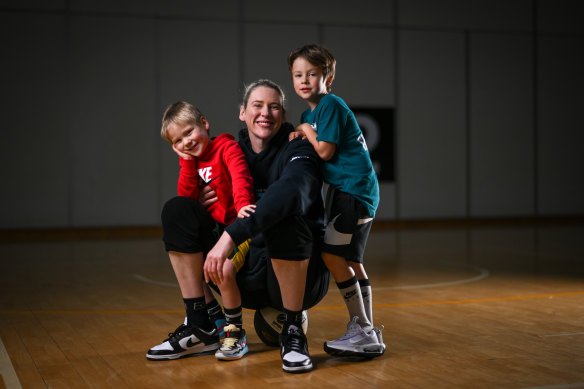 Lauren Jackson with sons Lennon (3) and Harry (5).