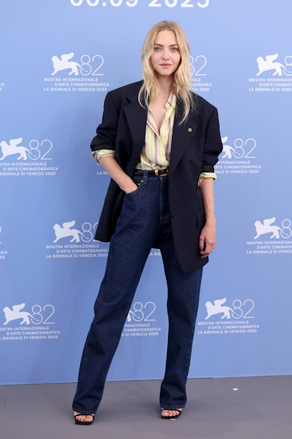 Amanda Seyfried wears an oversized Versace blazer, shirt and jeans, lent to her by Julia Roberts (above).