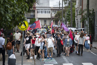 A crowd of Newtown community members and University of Sydney students came out to support the Better Read than Dead rally.