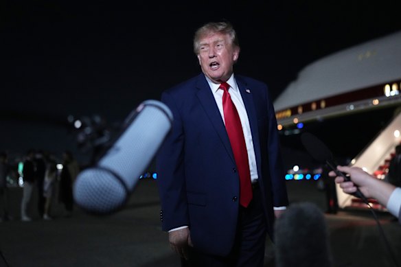 CNNがエアフォースワン旅行を中止、トランプ大統領のメディア確執が新たな展開へ