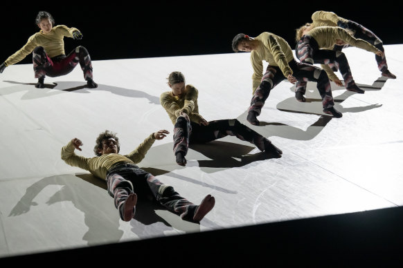 Skid, by Belgian and French choreographer Damien Jalet from the GöteborgsOperans Danskompani, involves 17 dancers performing on a sloped stage.