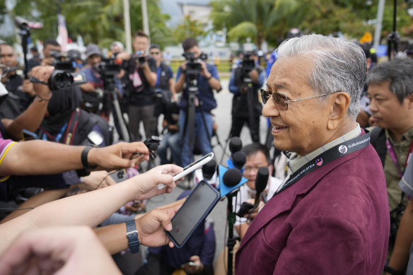 97 yaşındaki eski başbakan Mahathir Mohamad, Cumartesi günü Langkawi adasındaki seçmenlerinde gazetecilere konuşuyor.