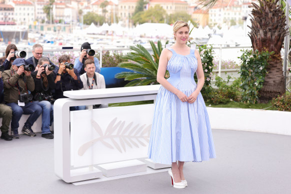 Greta Gerwig paired her blue and white dress with a pair of white “horse heels”.