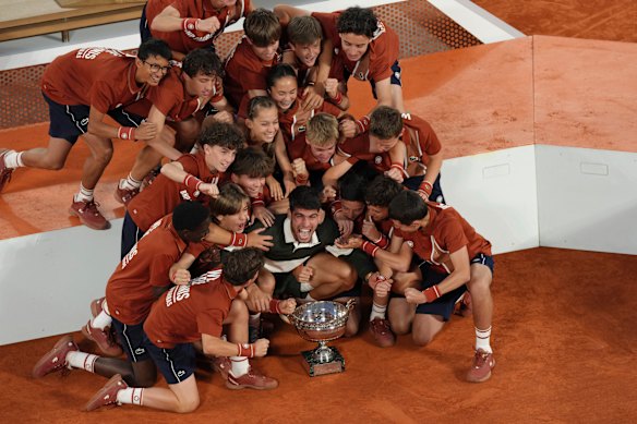 Carlos Alear Carcara Celebrates with beautiful guys and boys.