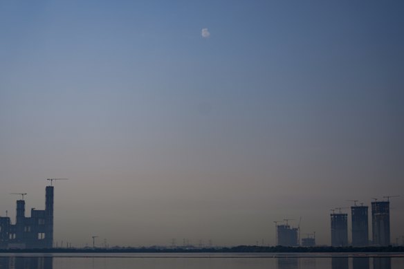 El humo procedente de la interceptación de un proyectil se ve en el cielo de Dubai, Emiratos Árabes Unidos.