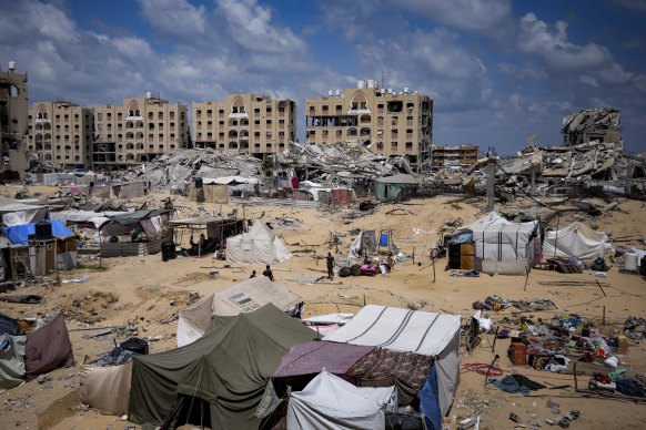 Palestinians displaced by the Israeli air and ground offensive on the Gaza Strip flee from Hamad City.