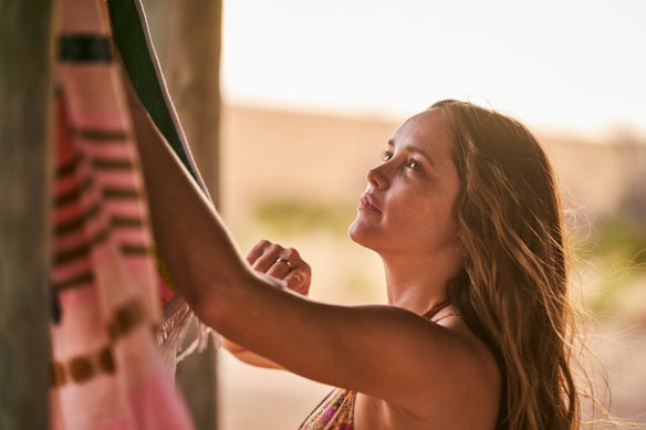Rebecca Breeds plays Lou, an Australian actor living in Los Angeles who reluctantly returns to the family home.
