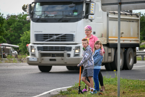 Lisa Saddington with her children, Darcy and Abbey, trying to cross busy Bulla Road.