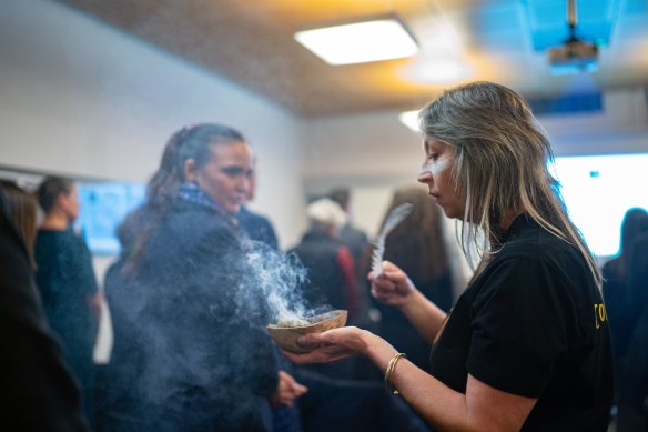 A traditional smoking ceremony forms part of the official handover of the remains of 18 Indigenous Australians at the University of Oxford.