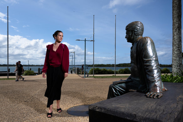 Birpai woman, Arlene Mehan, is campaigning to have a statue of Edmund Barton, Australia’s first prime minister, moved from its current position on top of an aboriginal burial ground in Port Macquarie. 