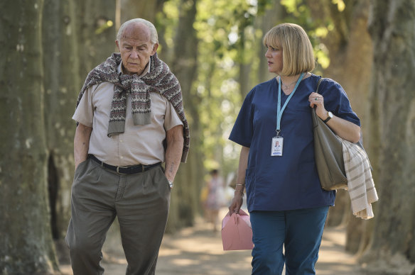 Lali Sokolov (Harvey Keitel) and Heather Morris (Melanie Lynskey) in  present-day Melbourne in The Tattooist of Auschwitz.