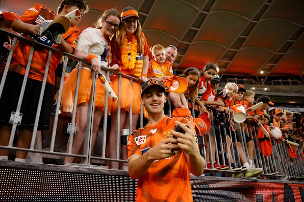 Scorchers star Mahli Beardman takes a selfie with fans.
